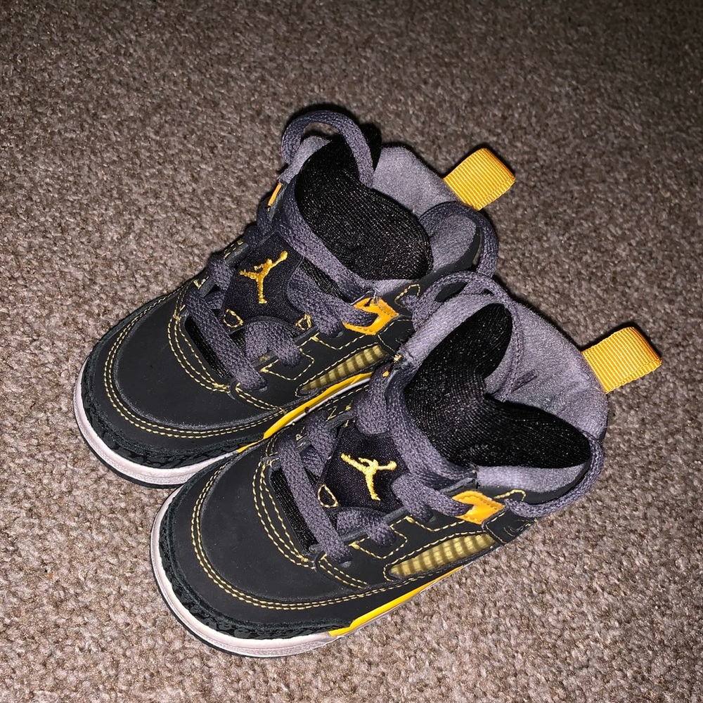 Toddler spizike black university Jordan’s
